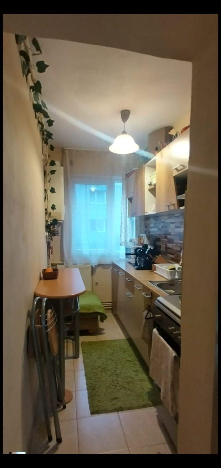 Persoană fizică vând partament 2 camere et 1,zona Termodinamic(în spatele bd București)