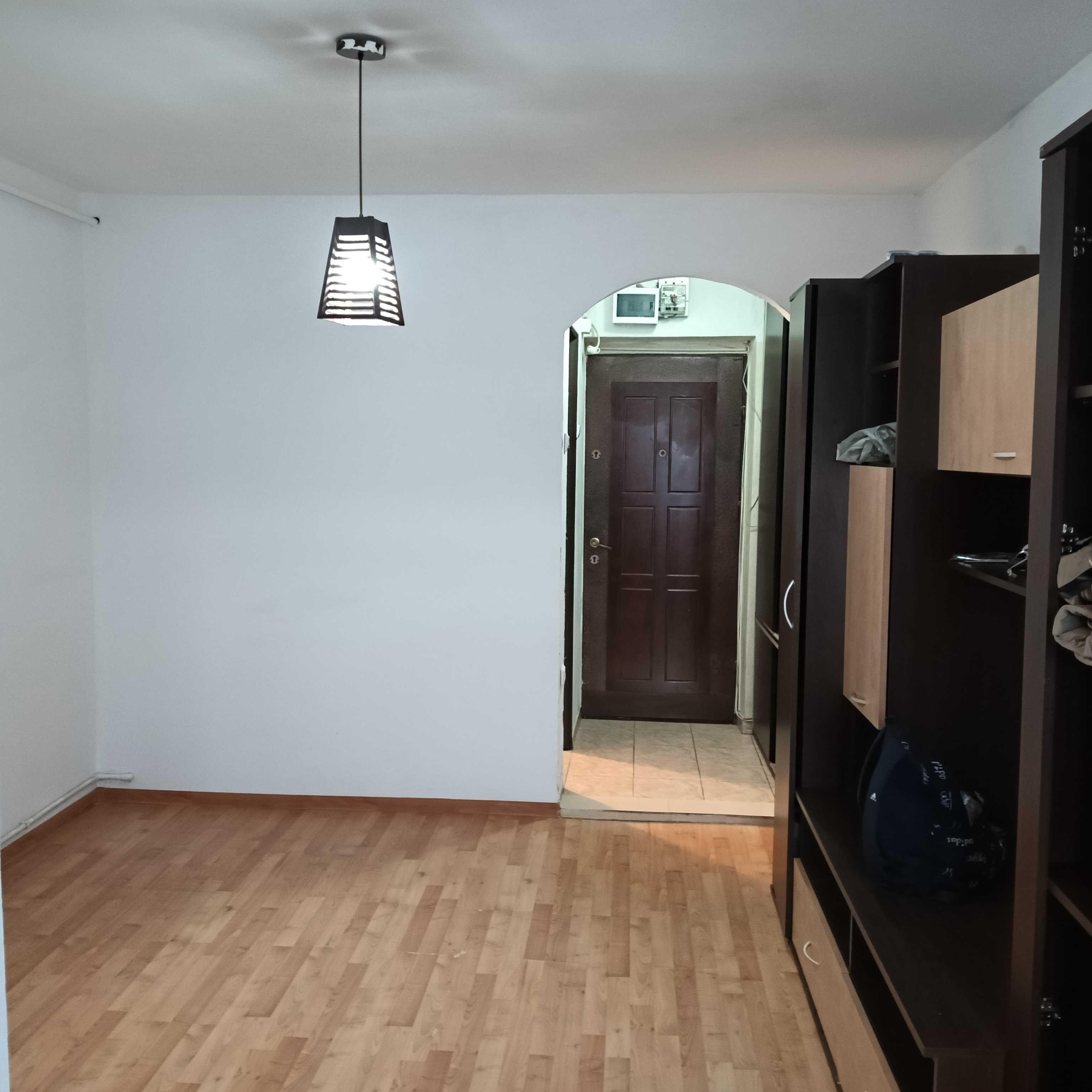Garsoniera 24 mp Galata bloc M7 etaj 3/4,pe colt 47500