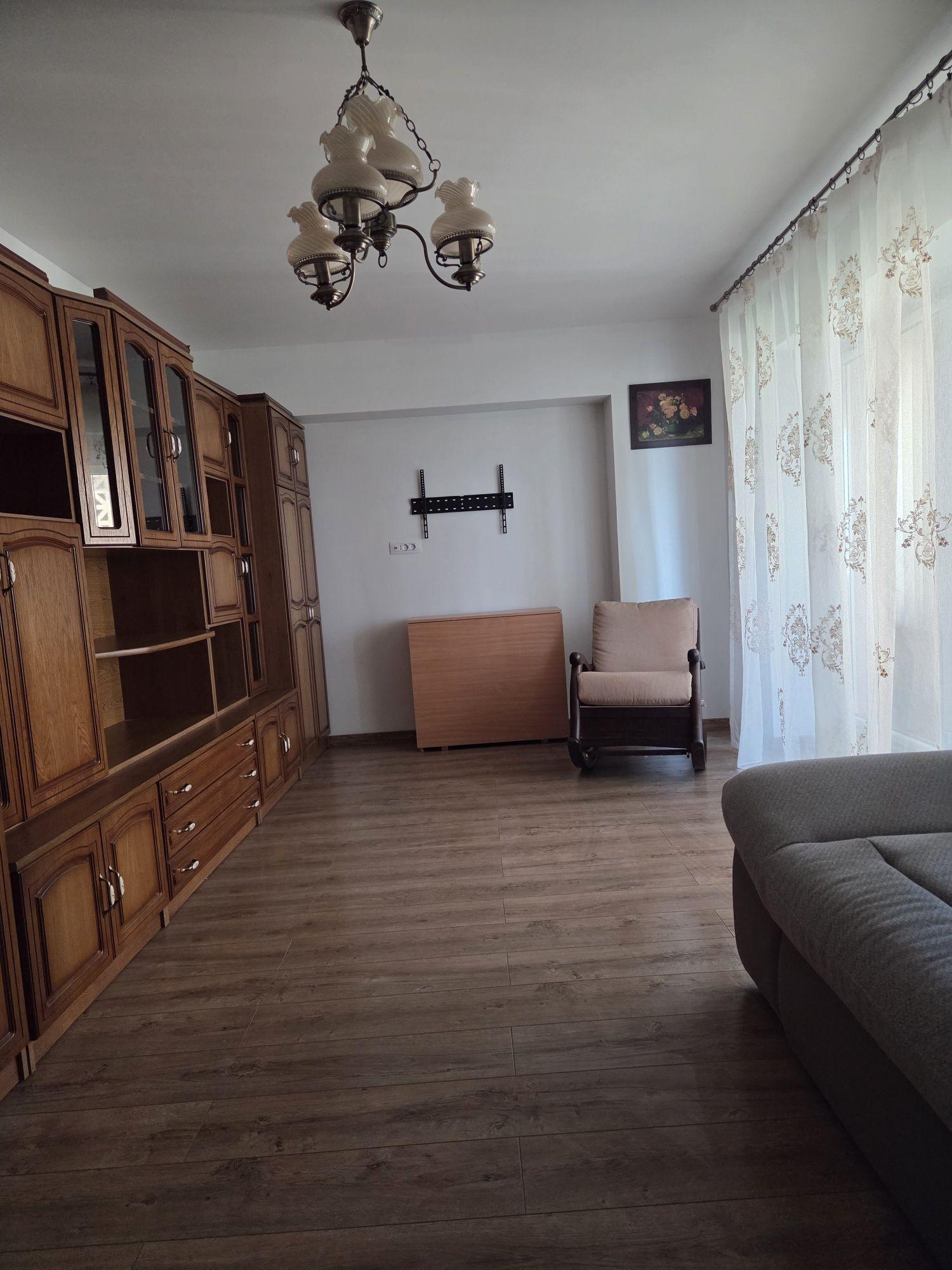 Vând apartament 3 camere