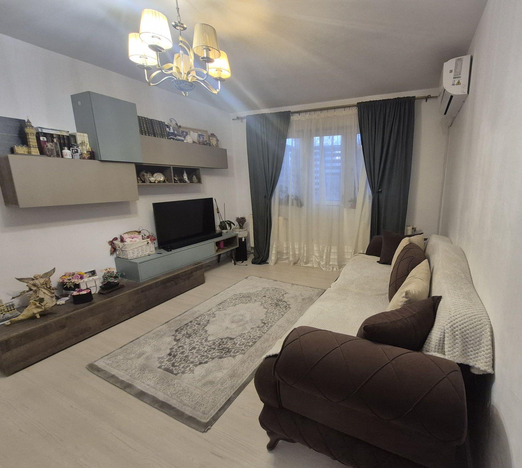 Vand apartament 3 camere semidecomandat