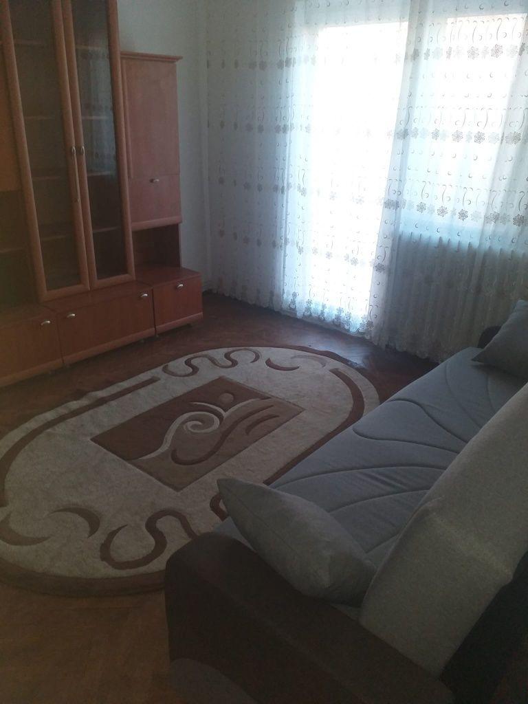 Vand apartament cu 3 camere, zona 9 Mai - imagine 1