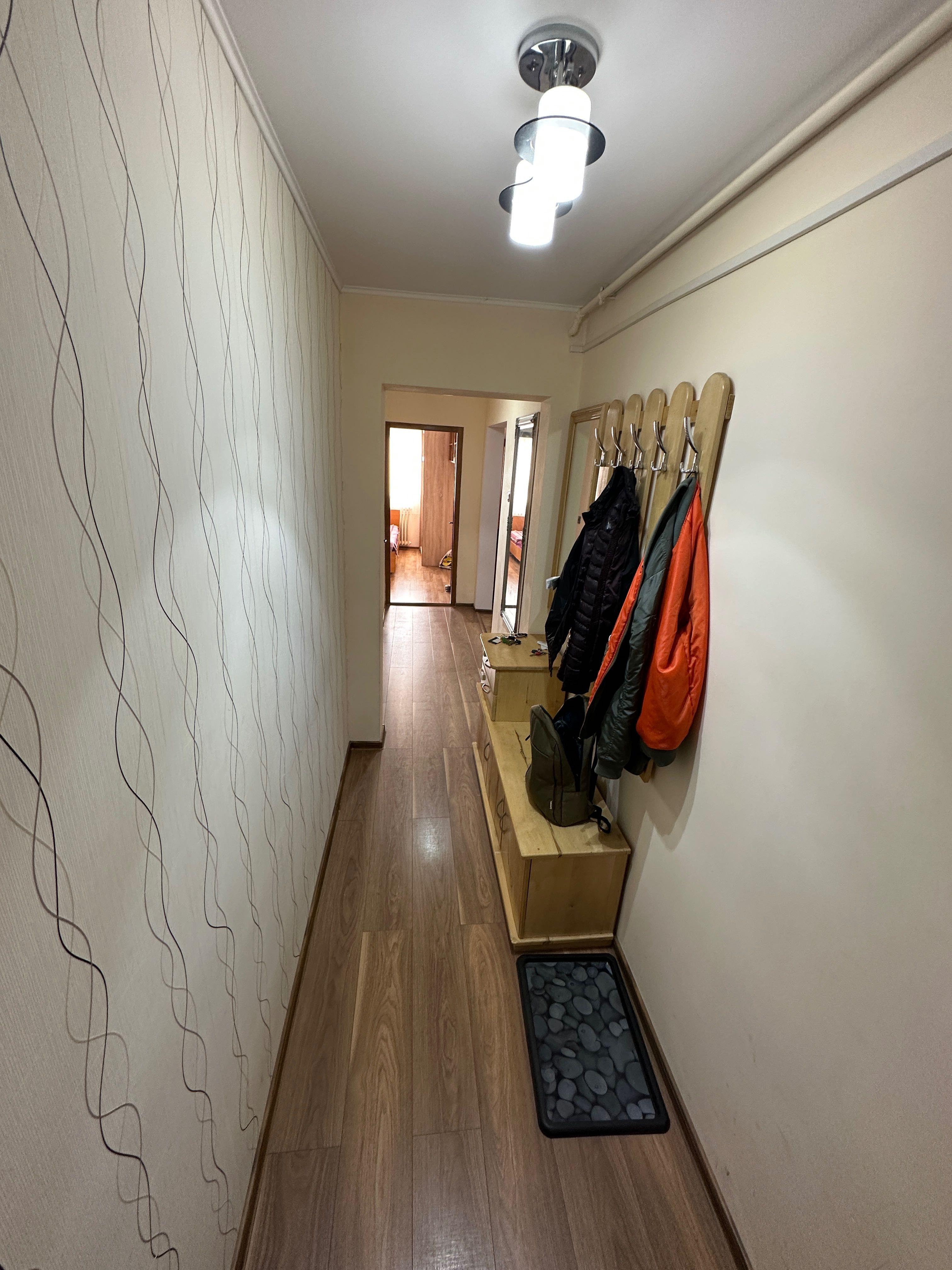 Închiriez apartament cu 2 camere cu loc de parcare, PE TERMEN LUNG - imagine 1