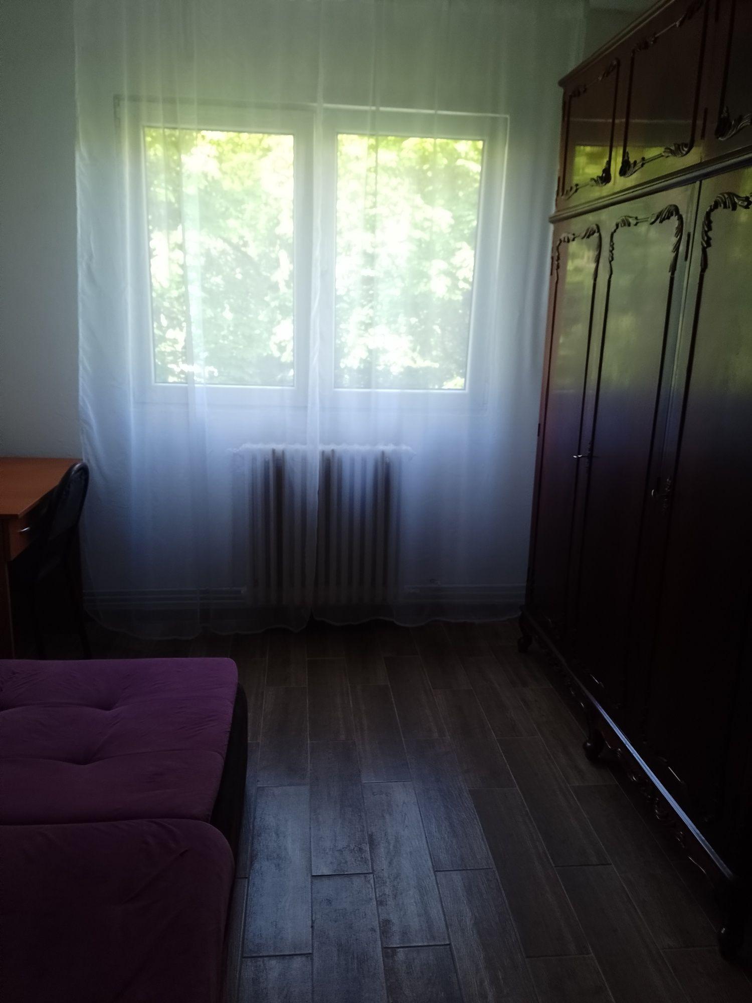 Dau in chirie Ap 3 camere 410 Euro