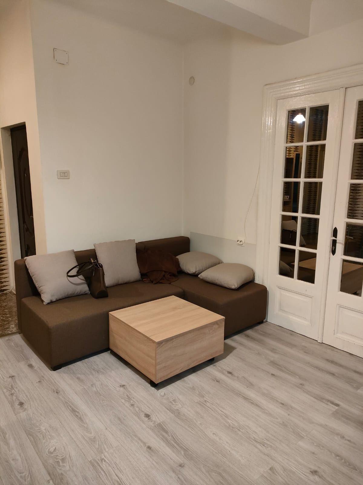 Proprietar, închiriez ap. 3 camere cu centrală și loc parcare, central, termen lung