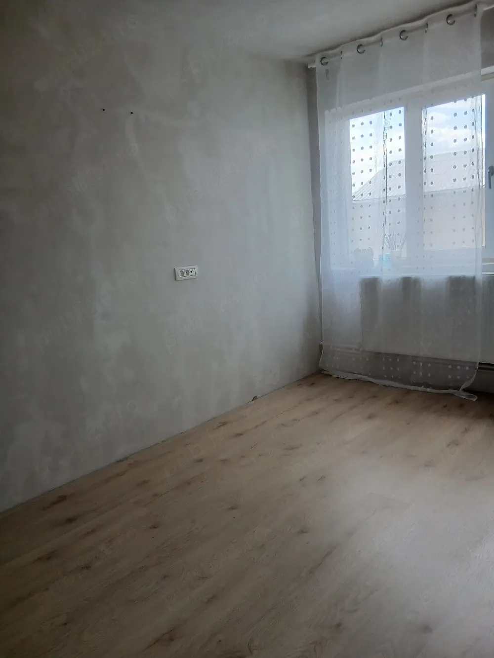 vând apartament cu trei camere