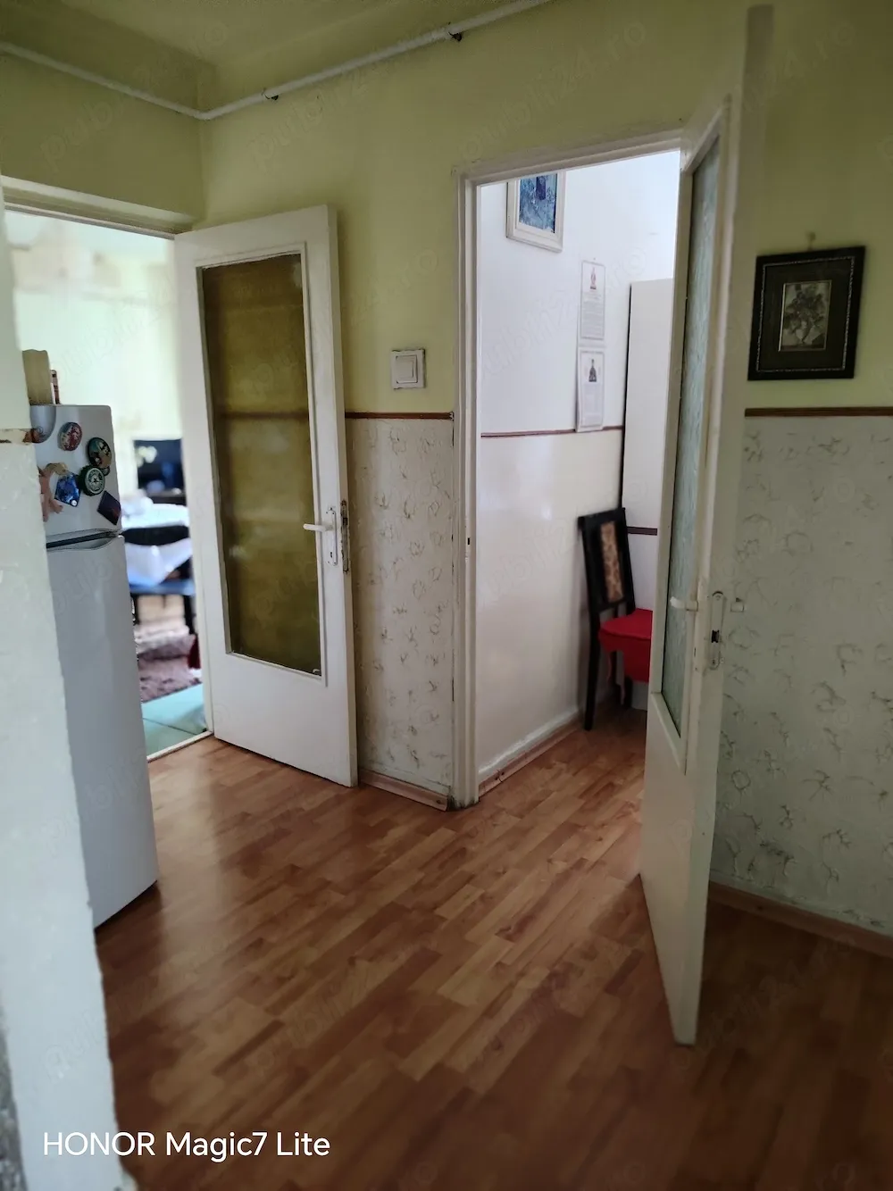 Vând 3 camere decomandate, balcon, 2 debarale, 60m, termopane, rulouri, centrala. - imagine 1