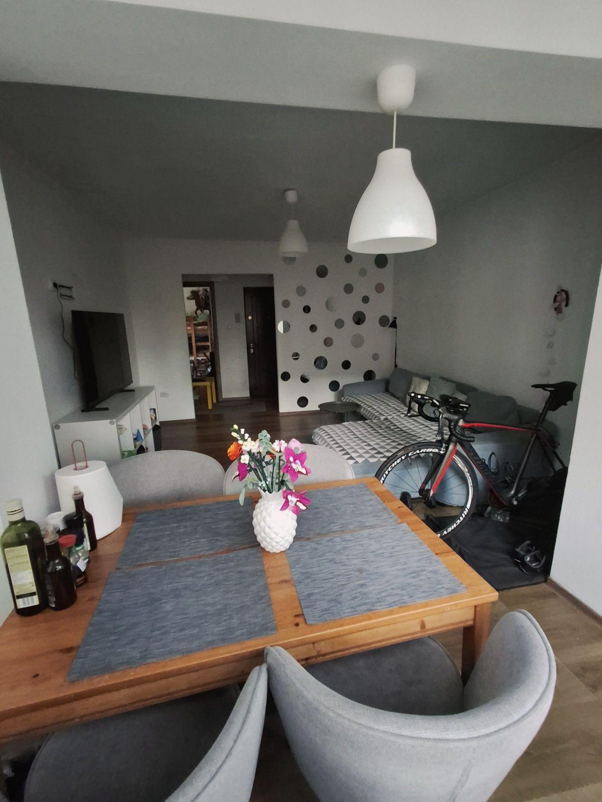 Apartament cu 3 camere in Dambu, 52m² cu balcon inchis, izolat.