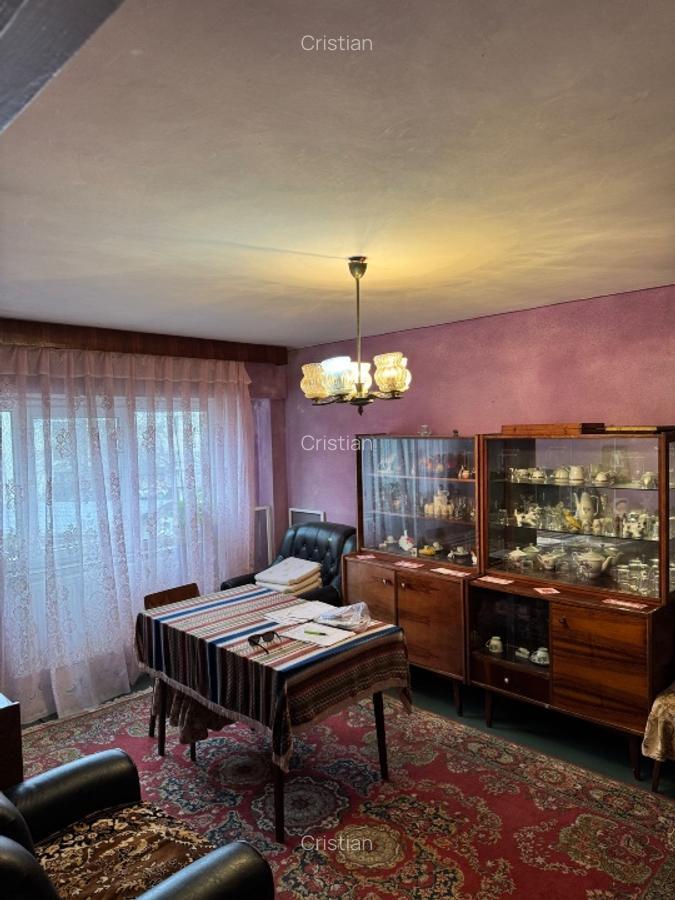 Apartament 3 camere,decomandat,centrala pe gaz,necesita imbunatatiri. Pret neg.