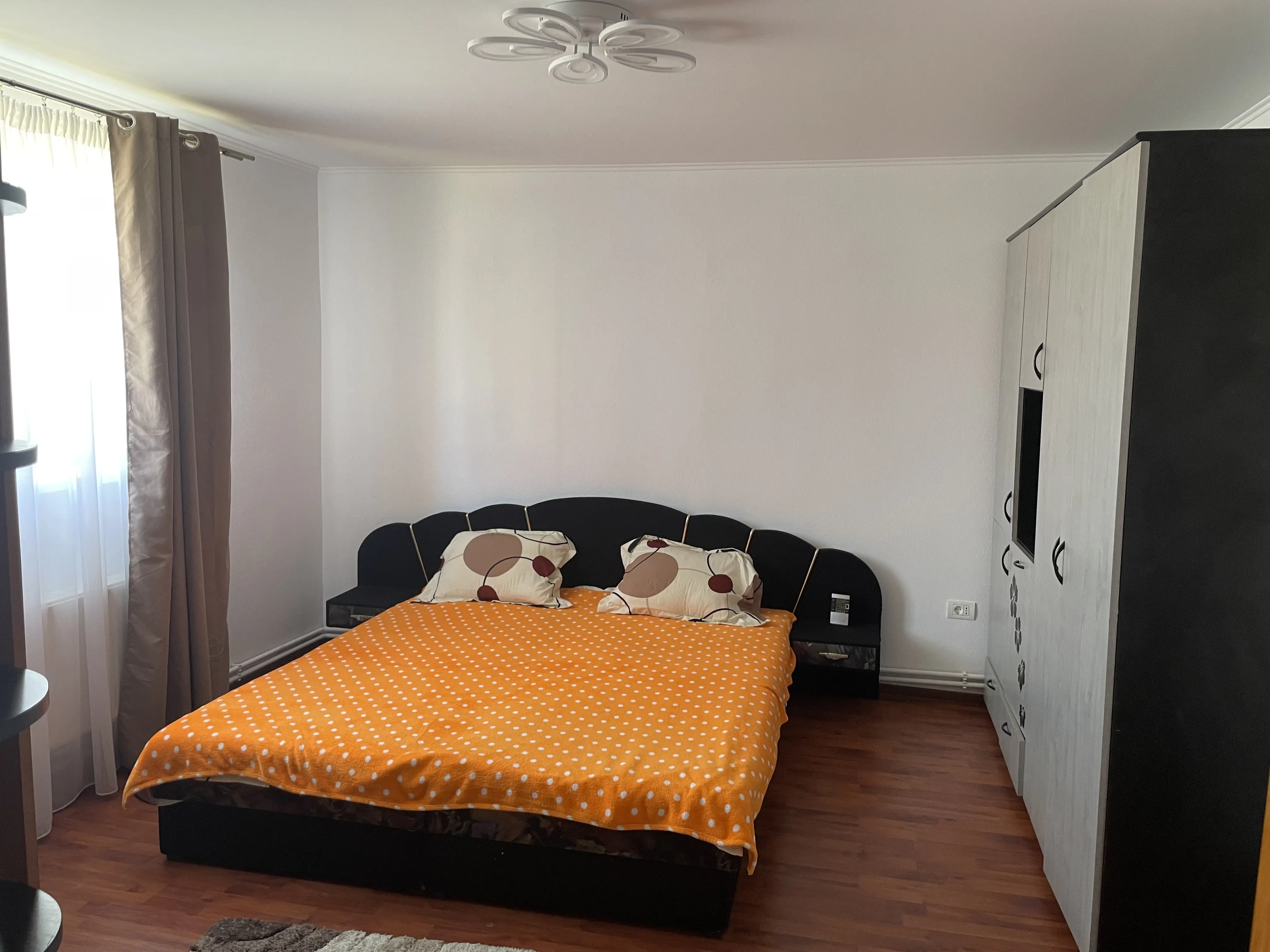 Închiriez casă individuală spațioasă 5 camere ( 200mp ) compusă din 2 apartamente cu intrare separată ( locația se află în Mosnita Noua )