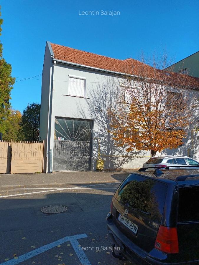 Casa cu etaj, 4 camere, central, acces in curte cu masina - imagine 1