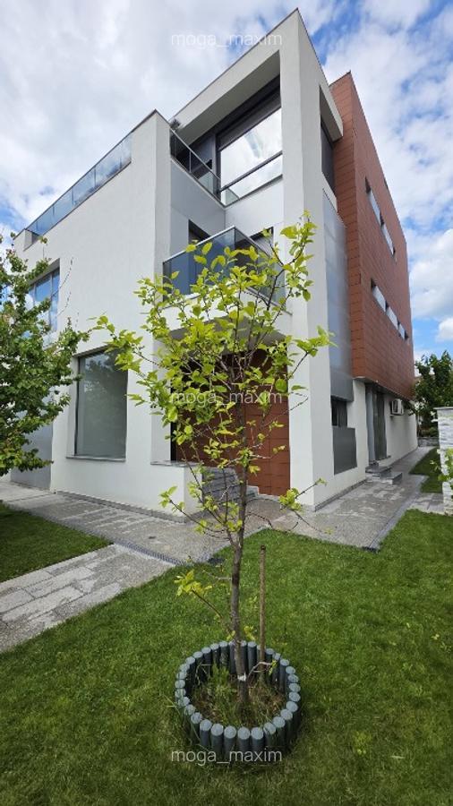 Vila P+2 Cu vedere si deschidere la lac (anunt proprietar!)