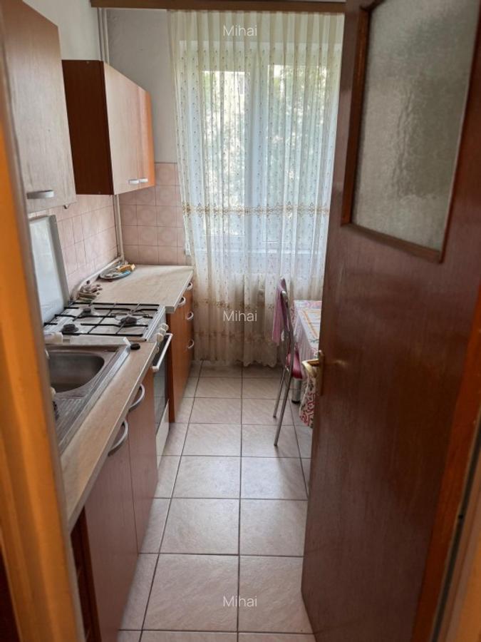 Se vinde un apartament de 3 camere in zona Obor, pe strada Masina de Paine - imagine 1