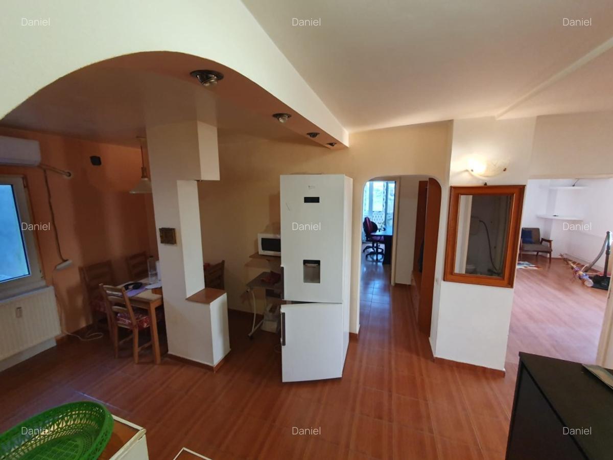 PROPRIETAR vand apartament decomandat 4 camere, 2 bai, 2 balcoane.
