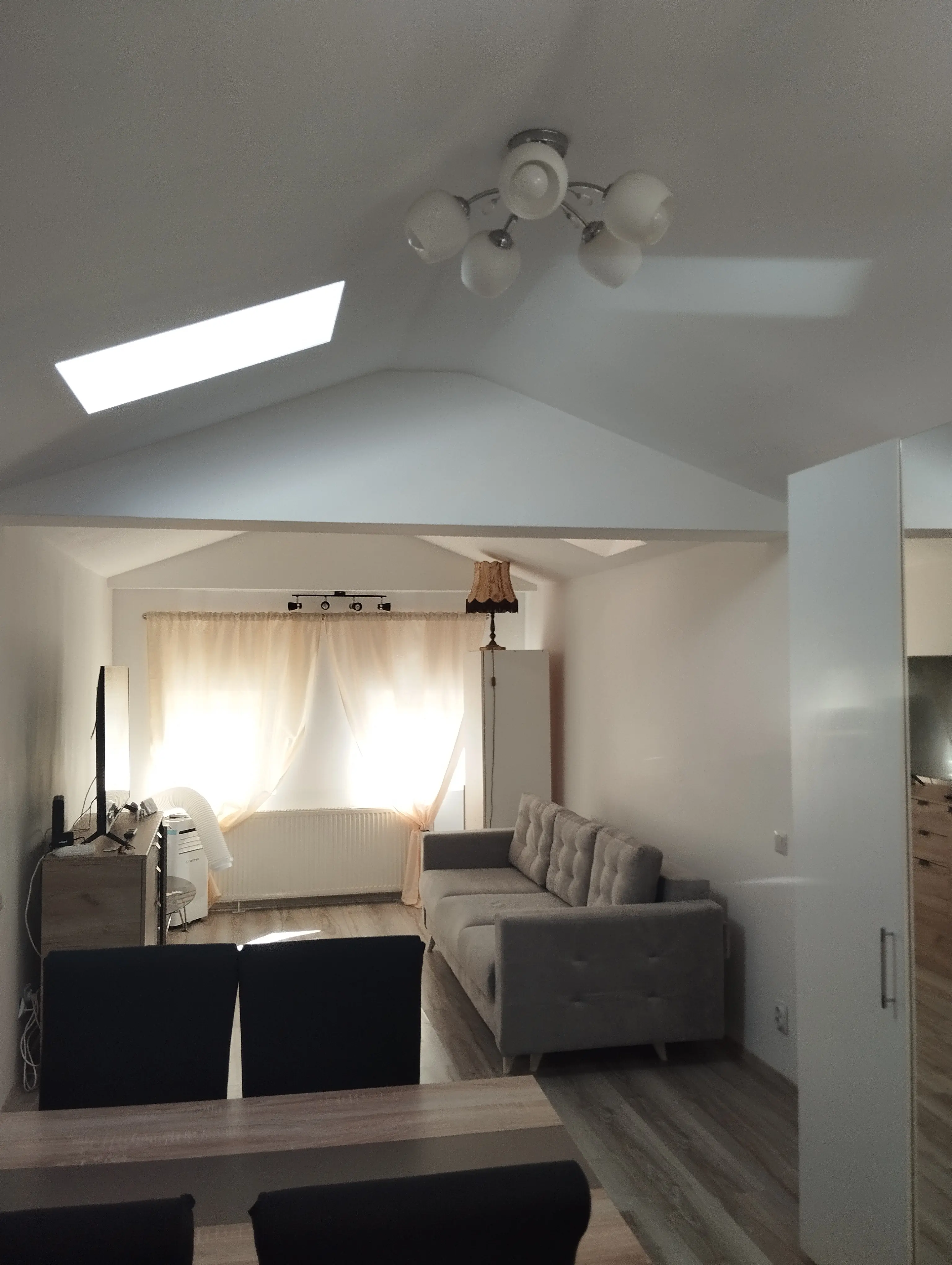 Apartament 3 camere ,baie, bucătărie,debara,cămară 97.82 mp cu cf,et.IV