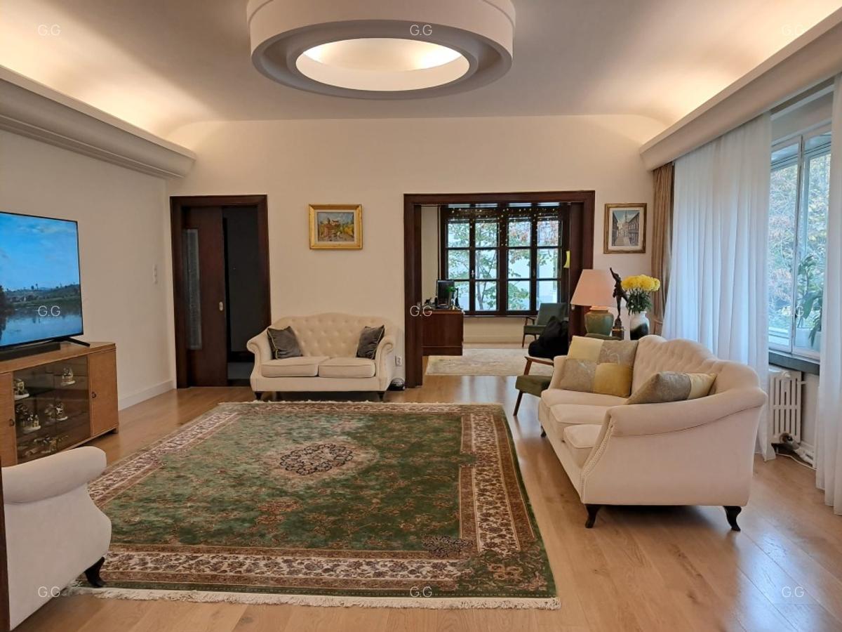 Jumatate vila Cotroceni, renovat, instalatii noi, garaje, curte, terasa
