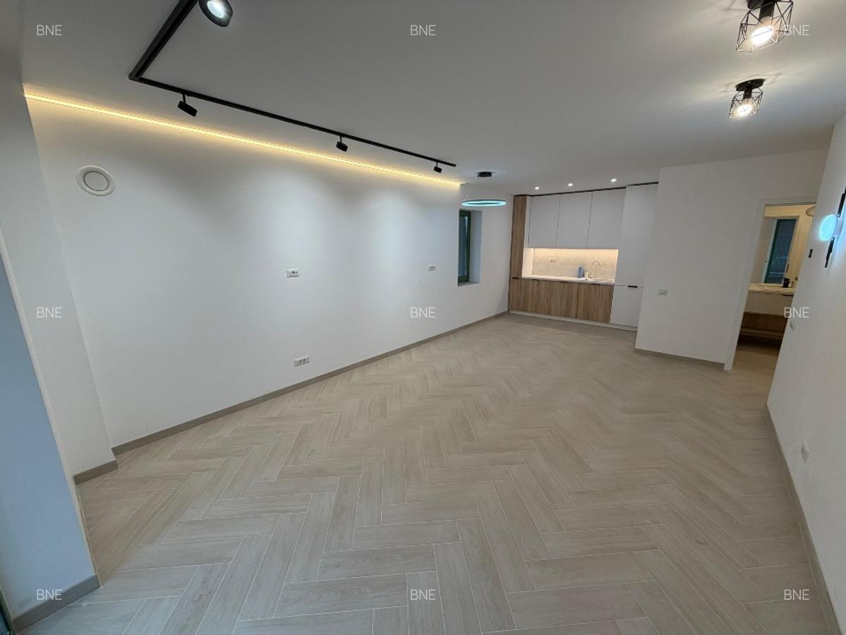 Spațiu comercial/birou 50mp, Parter, Bloc nou, Curte + Parcare