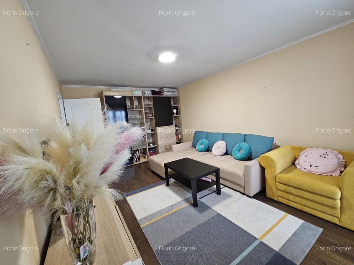 Proprietar vând apartament 3 camere , decomandat,renovat, zona Lipovei