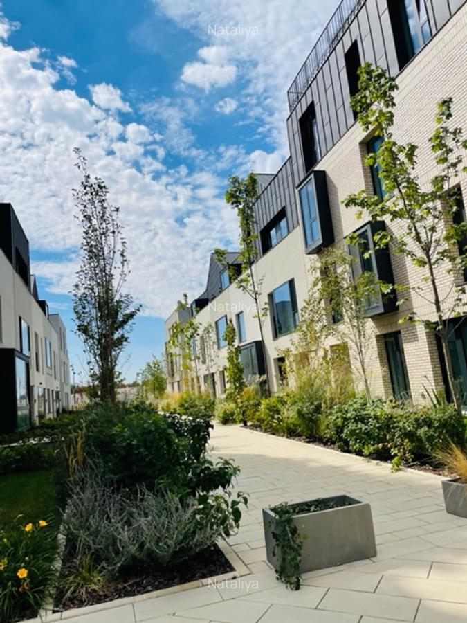 TOWNHOUSE cu 5 dormitori in Ansamblu Securizat  cu Parc si Facilitati Comune