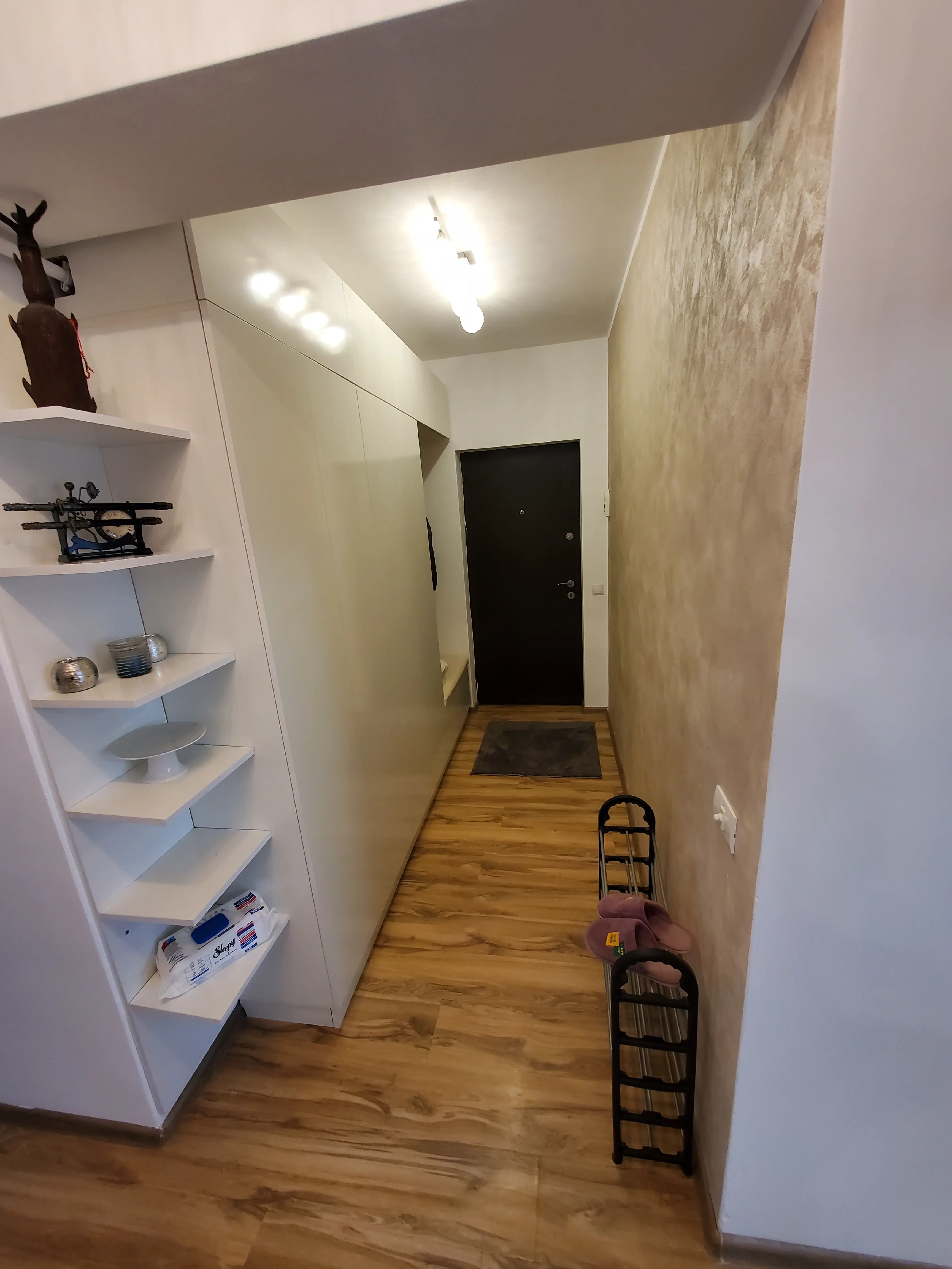 Muta-te acum! Apartament renovat și modern cu 2 camere + Parcare , situat în sector 4, chiar pe bulevardul Metalurgiei!