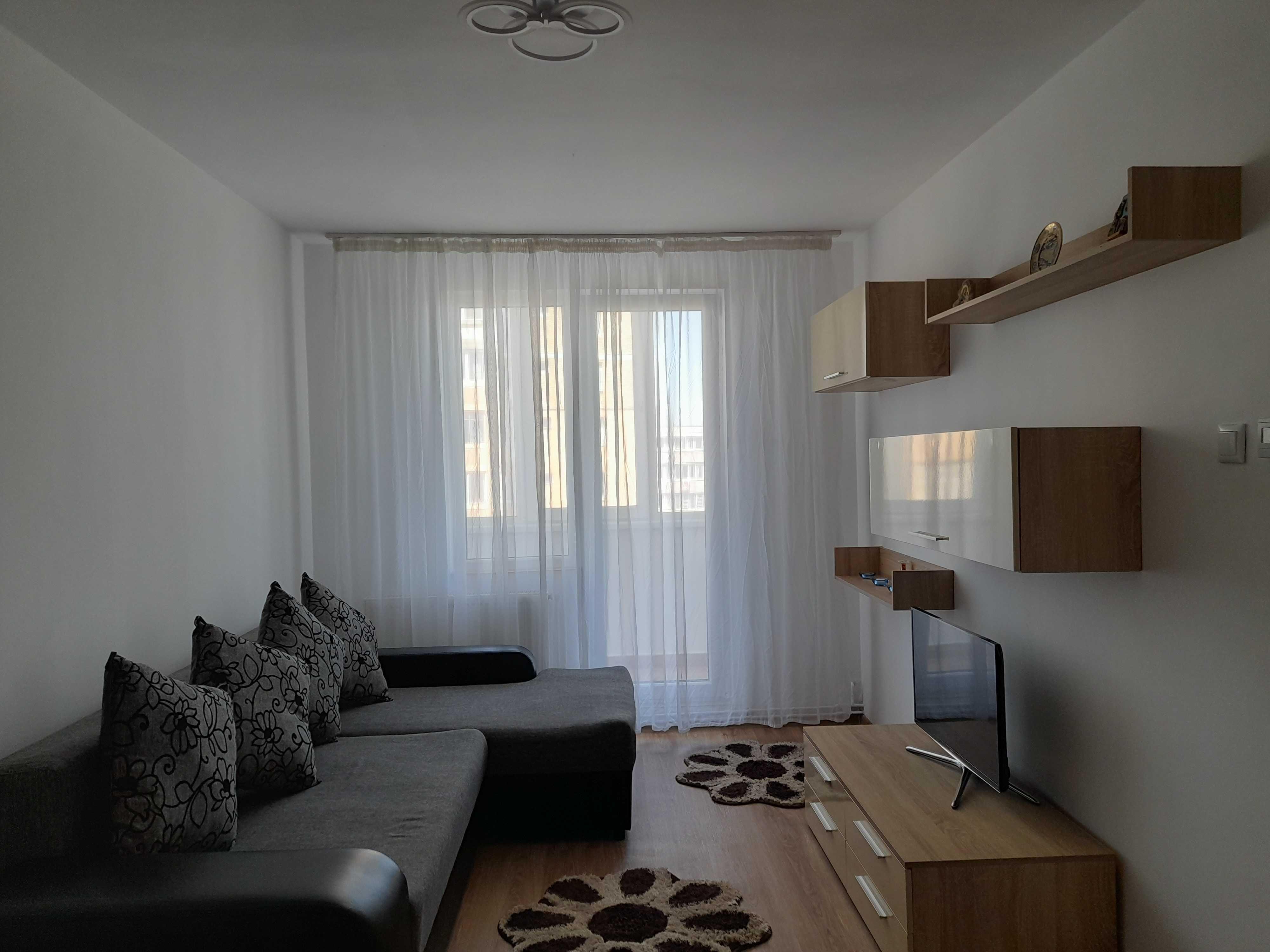 Ofer spre inchiriere garsoniera zona Astra