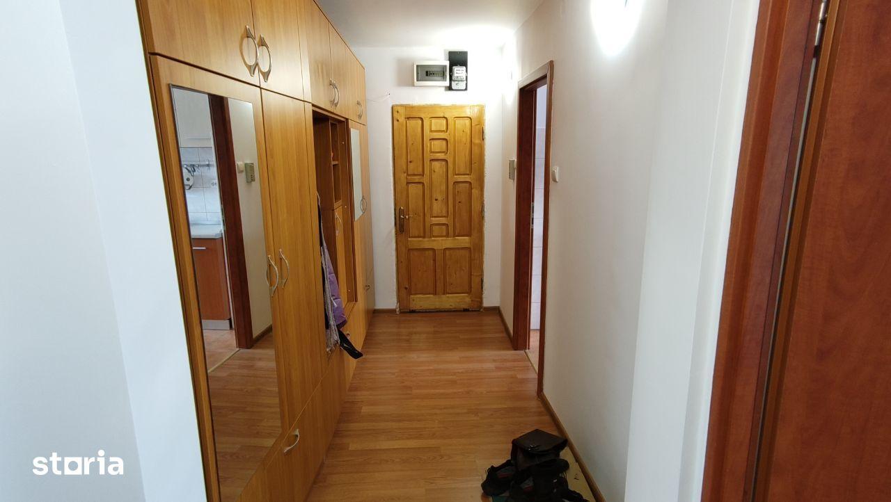 Proprietar, 2 camere dec, Tractoru, 51mp, et 3/4, renovat, loc parcare