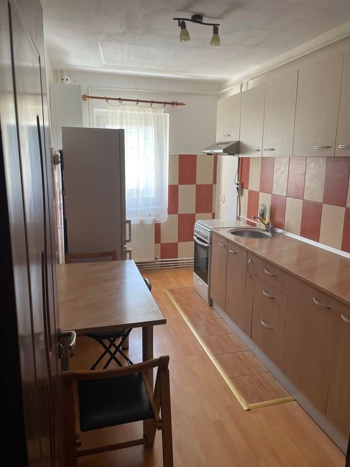Închiriez apartament 3 camere, 2 băi, 1 loc  parcare