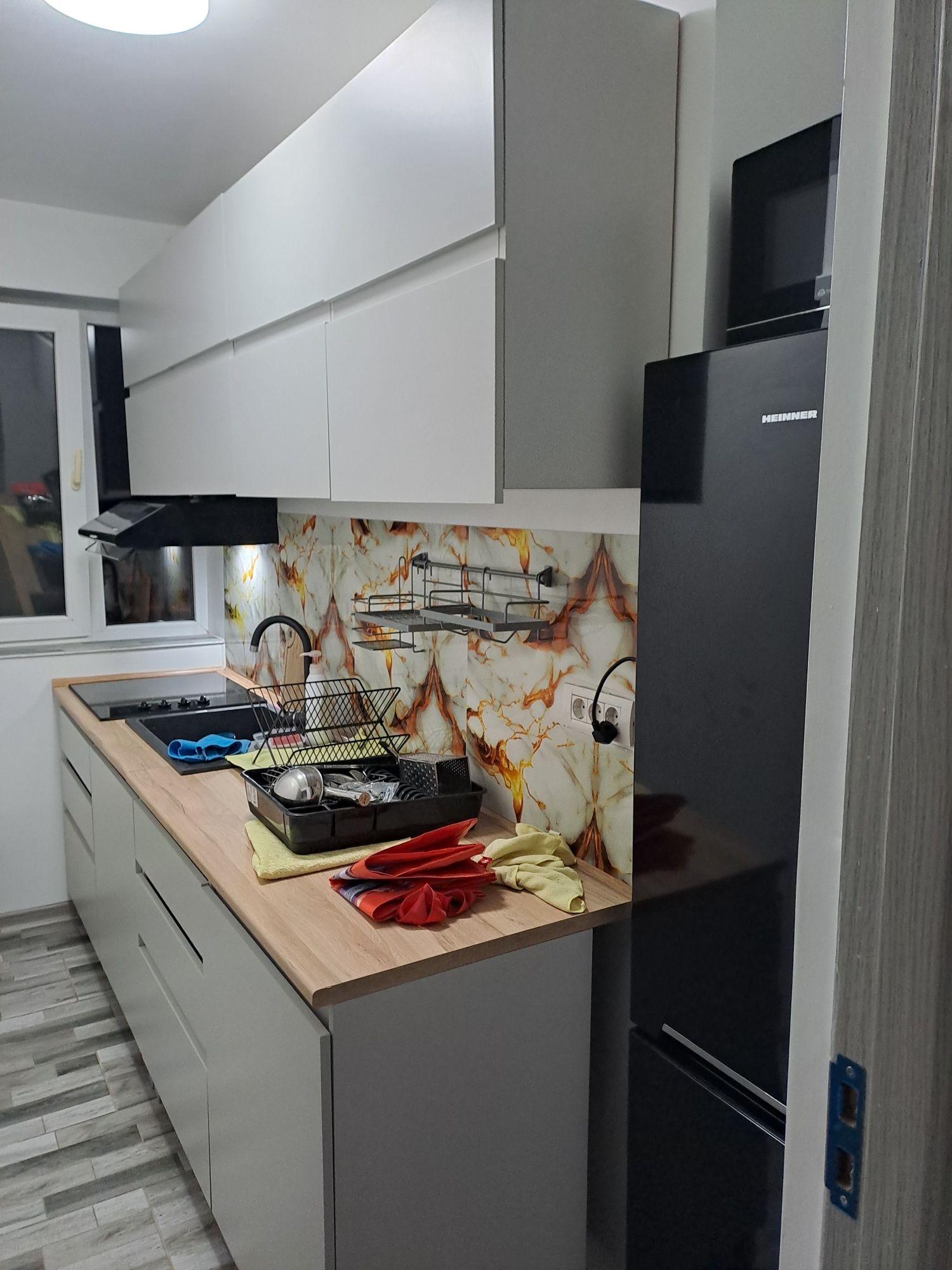Închiriez apartament 3 camere