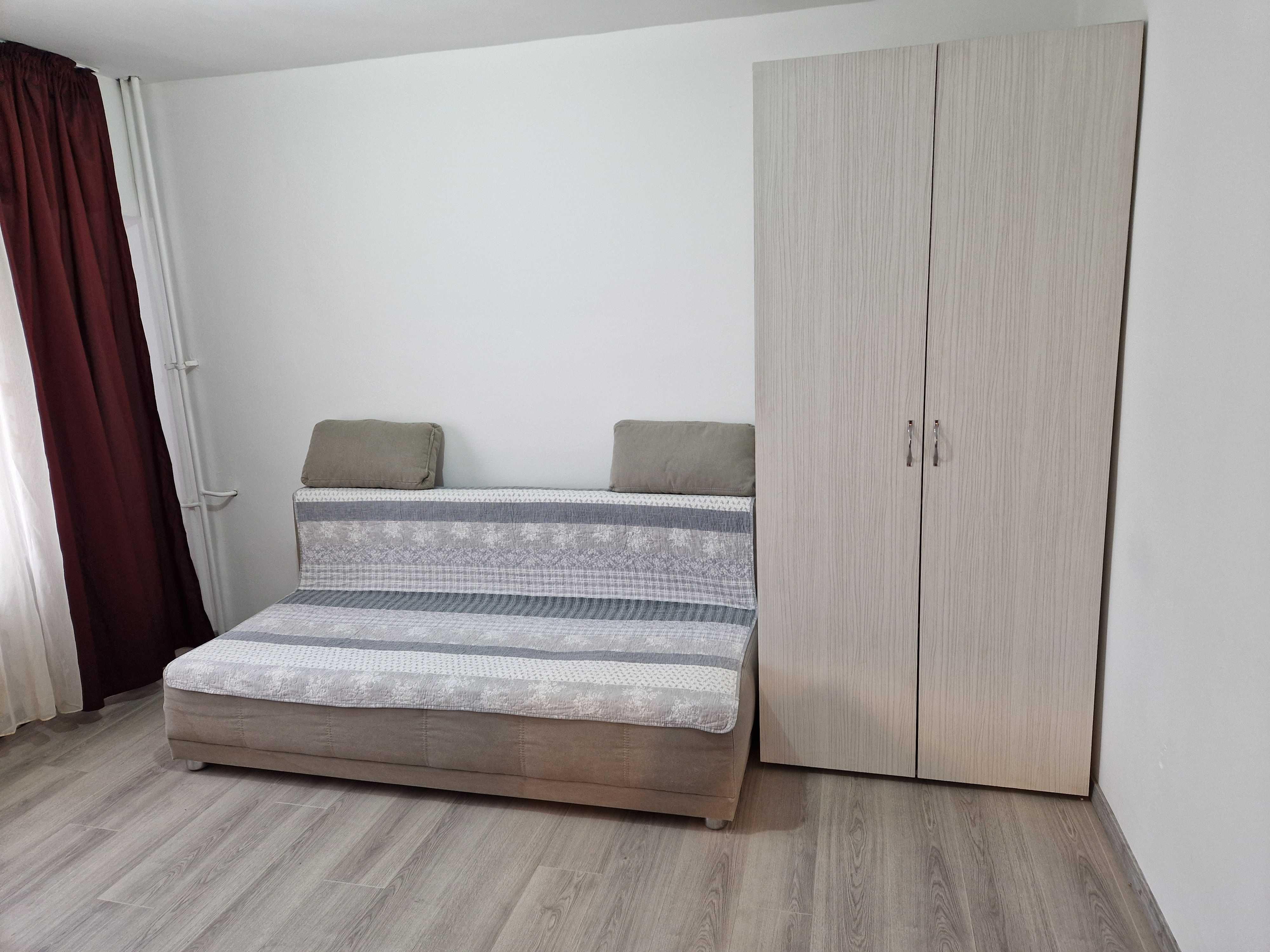 Vand garsoniera ultracentral,decomandata, etj.4/7, deasupra CEC-ului vizavi de restaurantul Minerva