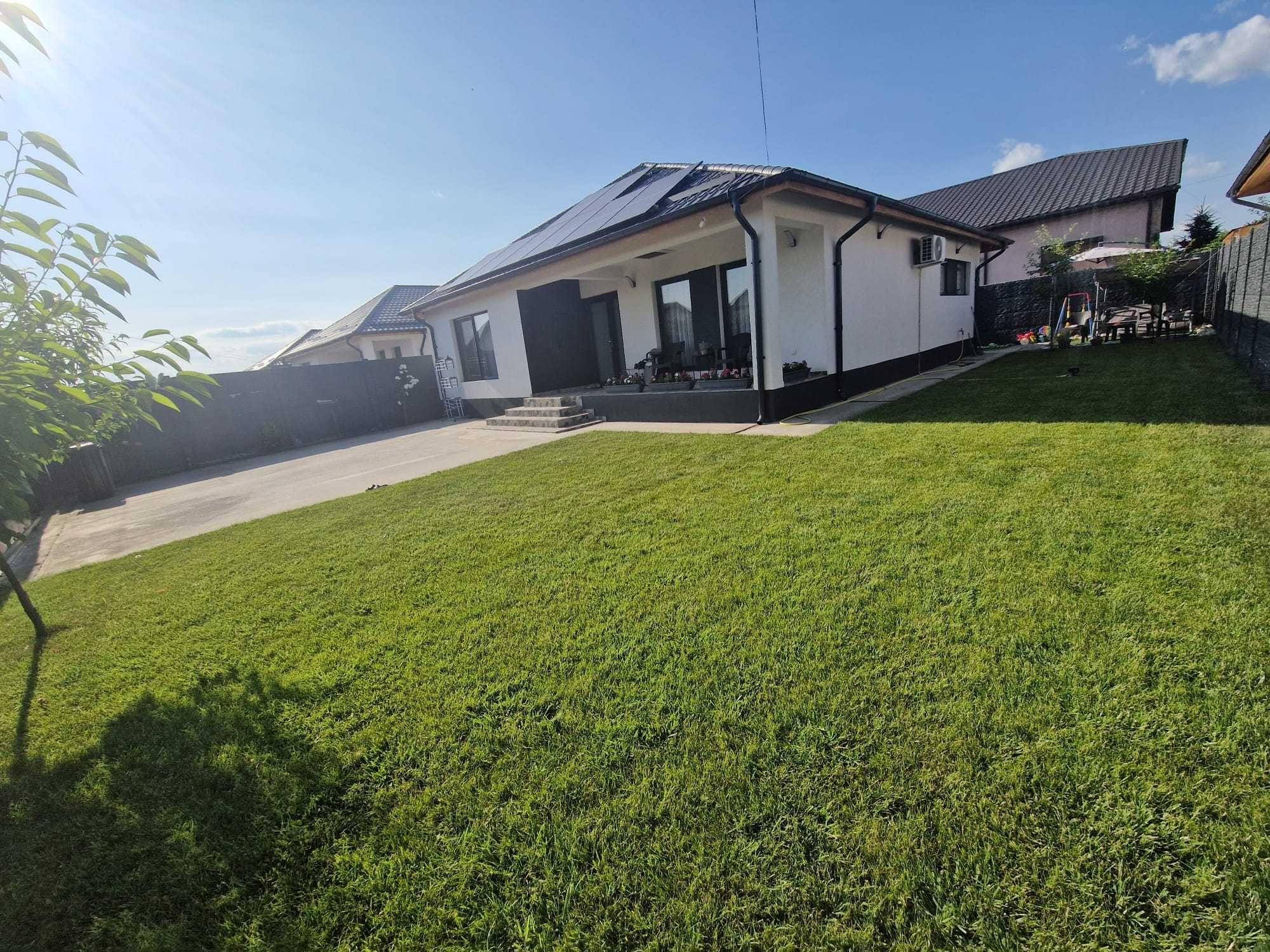 Casa moderna de vanzare, Isalnita,90MP util + 30MP doua terase,curte spatioasa, panouri fotovoltaice - imagine 1