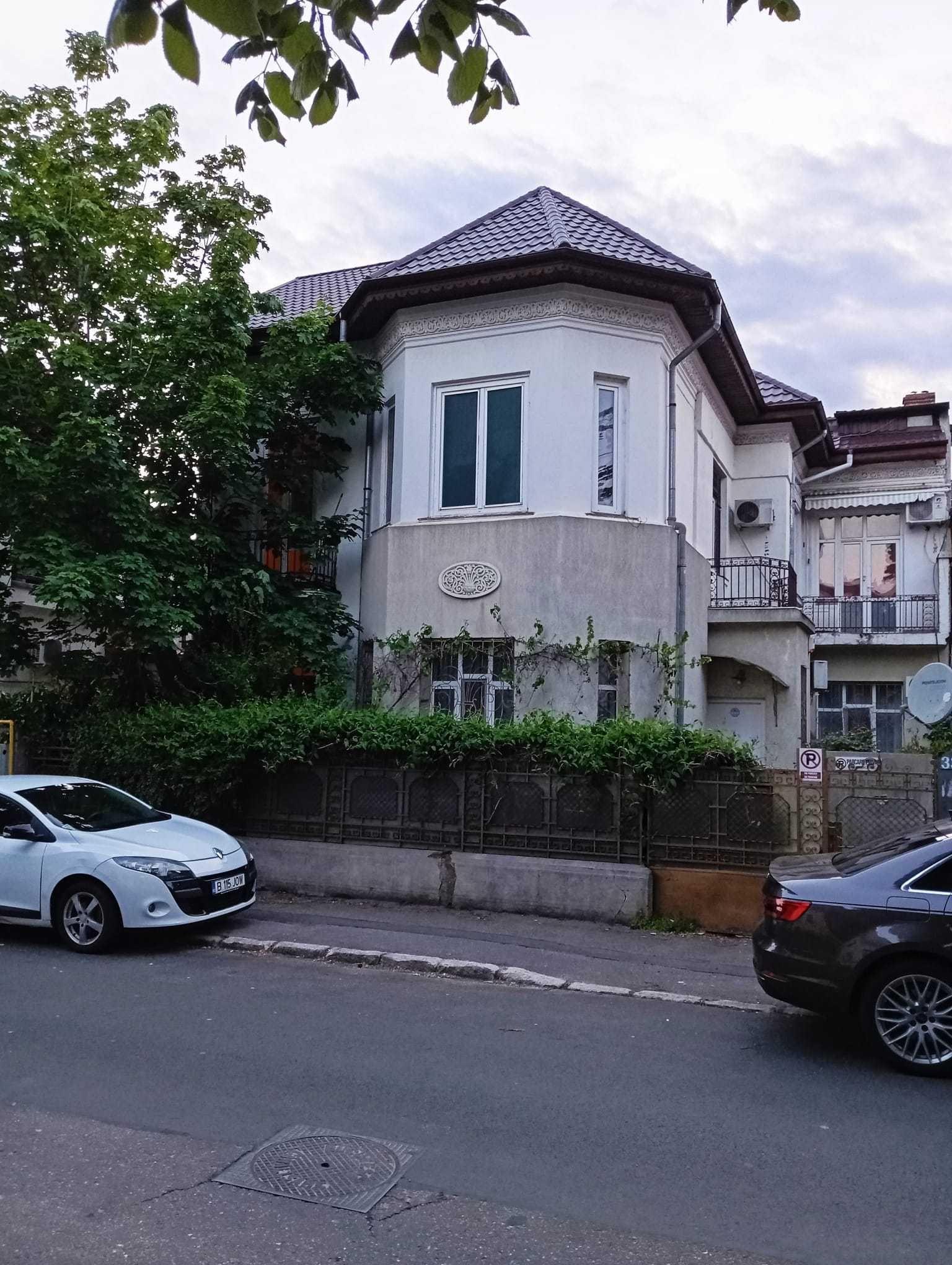 Particular vand vila langa Mall Vitan compusa din 4 apartamente cu intrari separate, colaboram cu agentii imobiliare