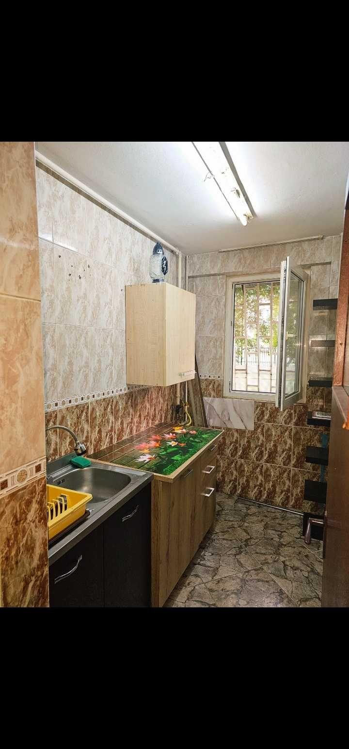 Închiriez apartament  NEMOBILAT - imagine 1