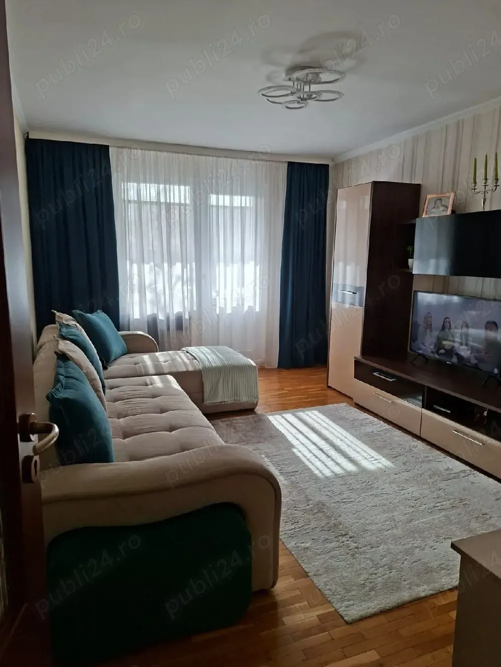 Vand apartament cu 3 camere in Tudor,strada Livezeni.