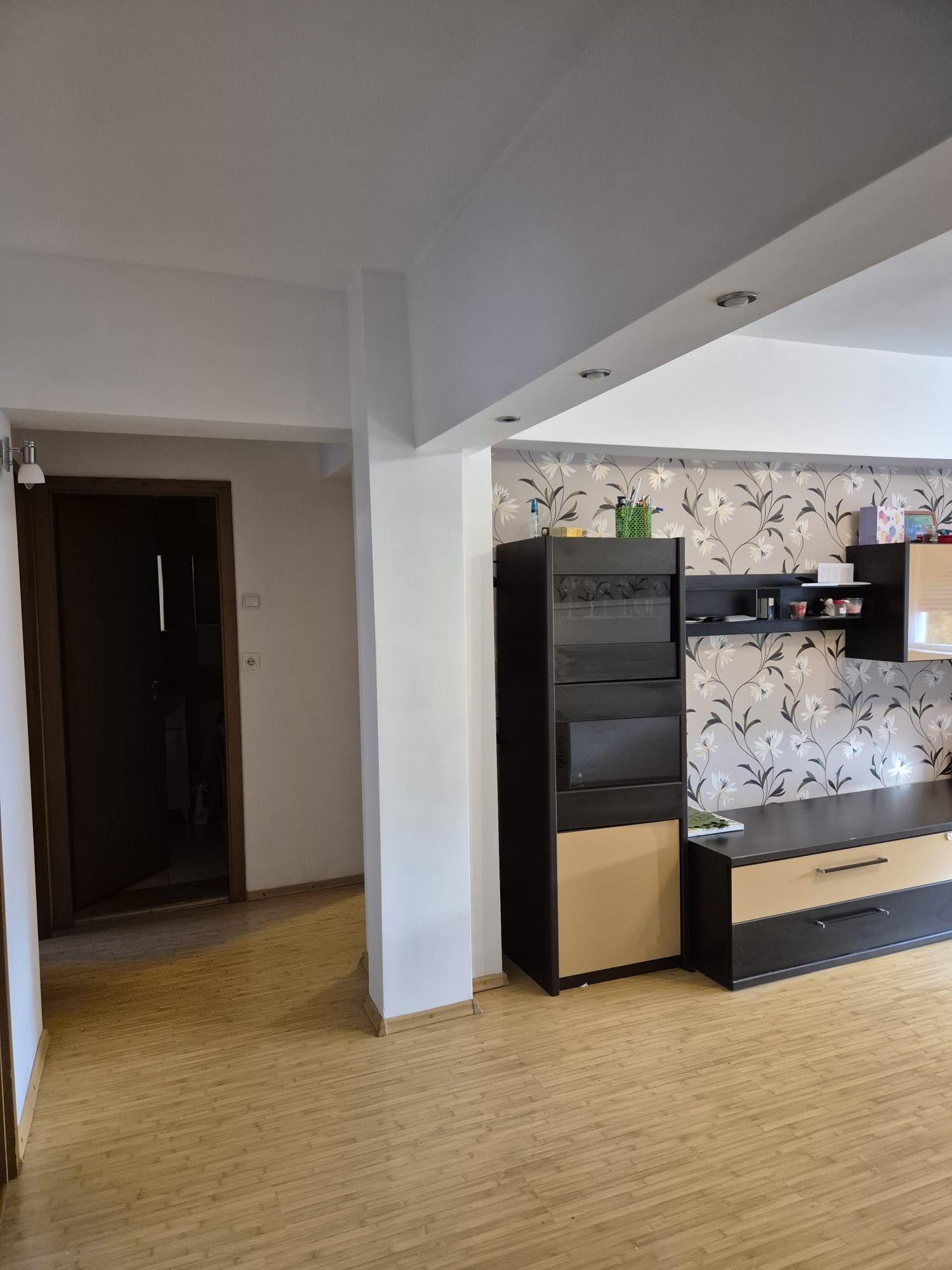 Închiriez apartament 3 camere