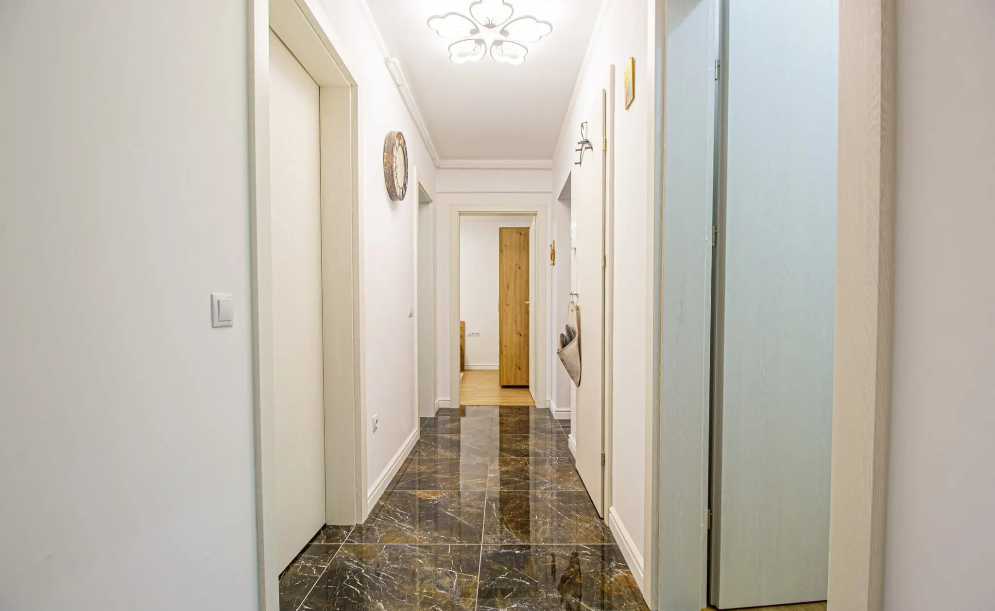 Proprietar: fără comision. Pentru închiriere în Brașov / Cart. Tractorul (zona de case, Str. Ștefan BACIU): Ap. superb 3 cam.