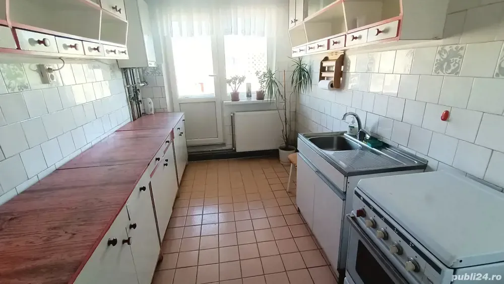 vand in Dambul Pietros,,apt. 4 camere,et.4,decomandat - imagine 1