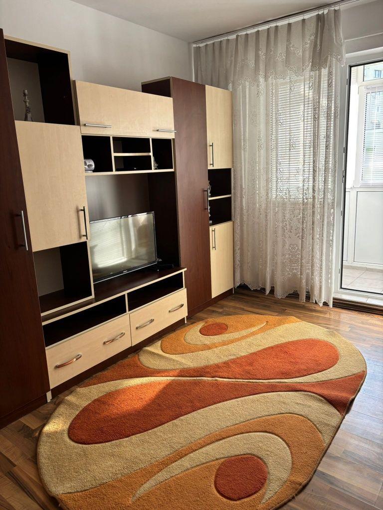 Închiriez apartament cu 2 camere
