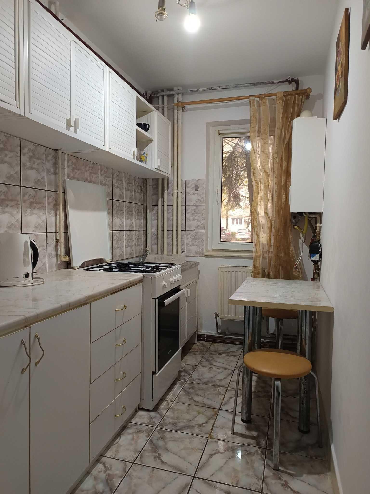 Vand apartament 3 camere, zona Boul Rosu, centrala proprie