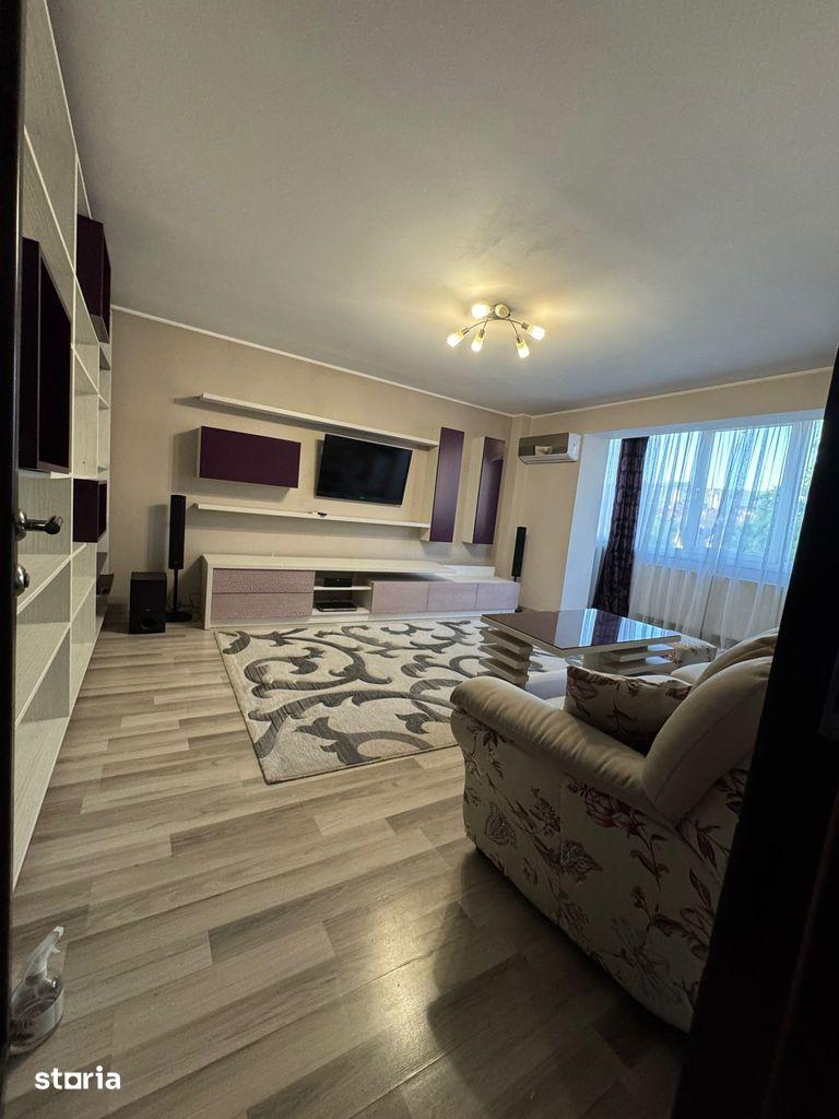 Vând apartament 3 camere, decomandat, 68 mp, M&U + acces peste 100 mp.