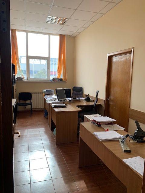 Închiriez spațiu de birouri format din 2 birouri induviduale cu bucatarie si 2 spatii individuale