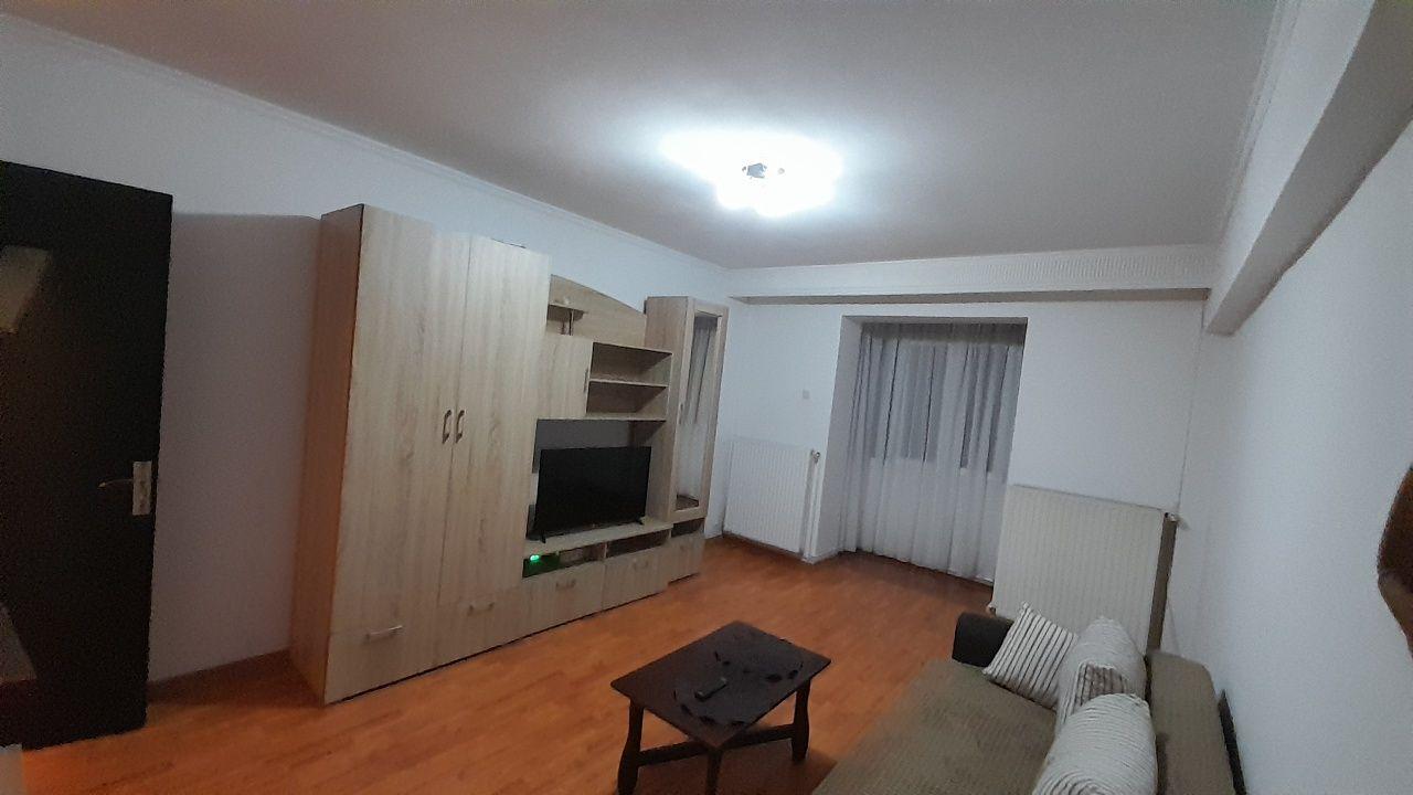 Ofer spre inchiriere apartament 2 camere central decomandat