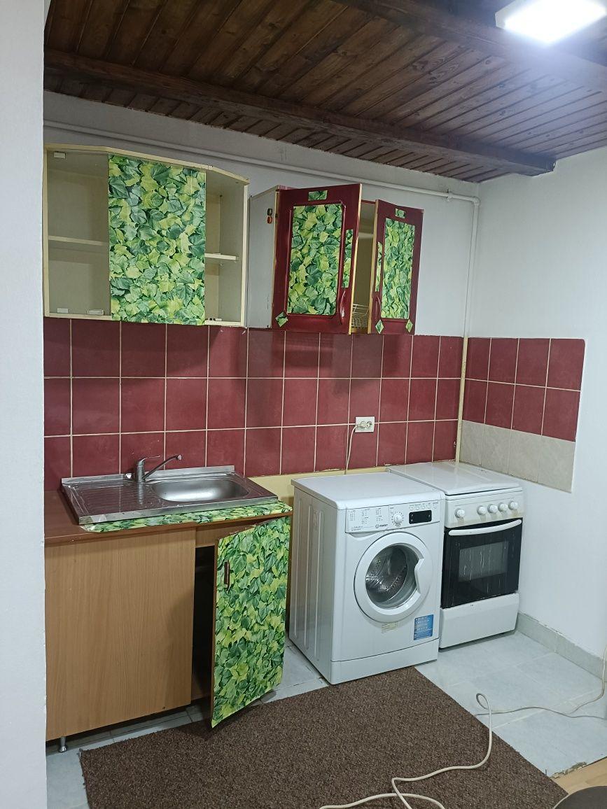 Închiriez garsonieră la casă piața cluj
