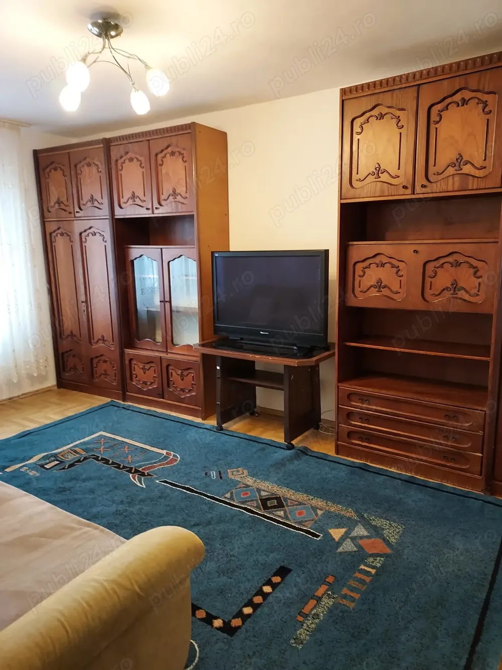 Apartament de inchiriat : 3 camere , 2 bai si balcon . Zona Piata Diamant