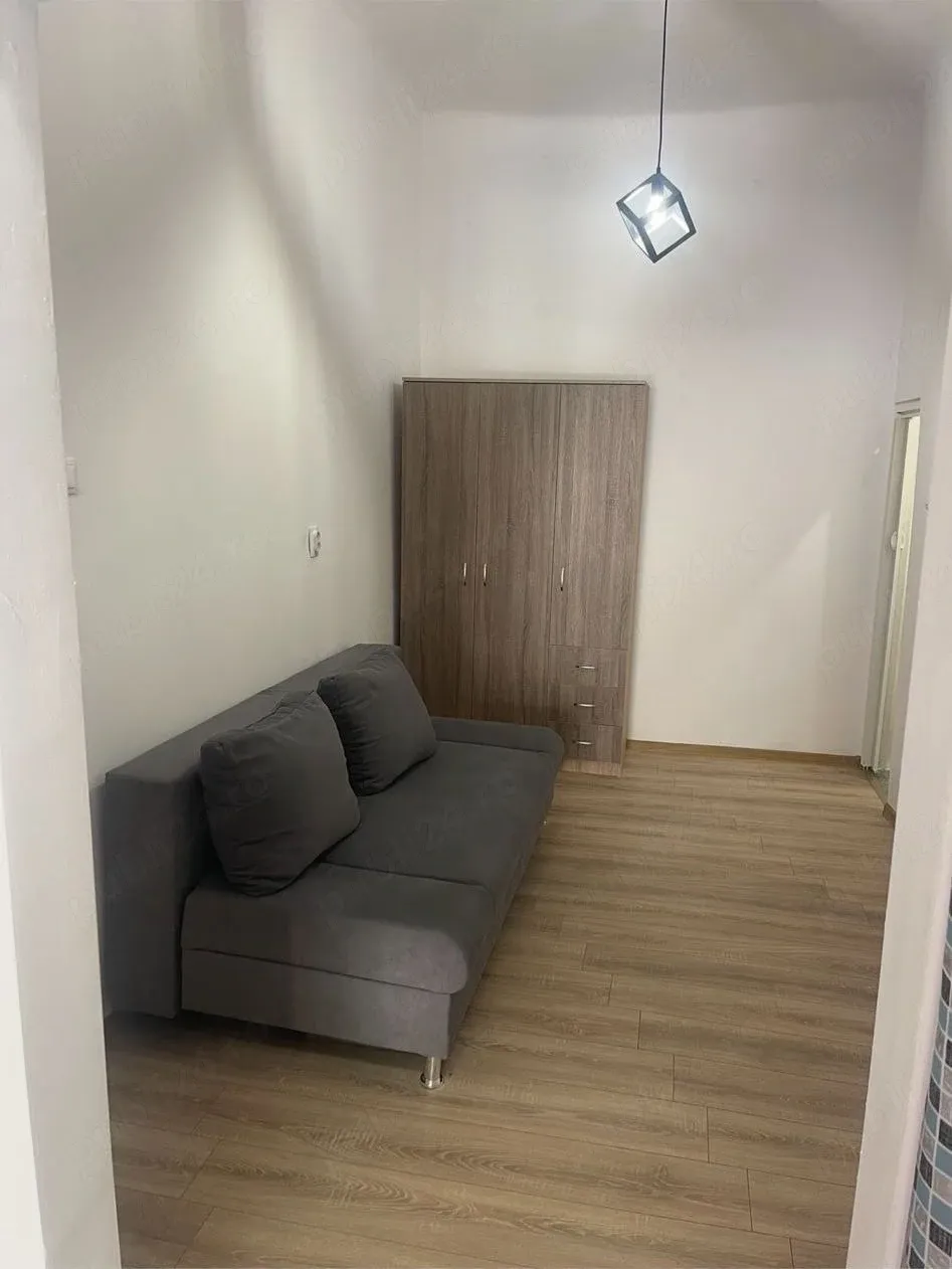 Vand apartament la casa curte comuna - imagine 1