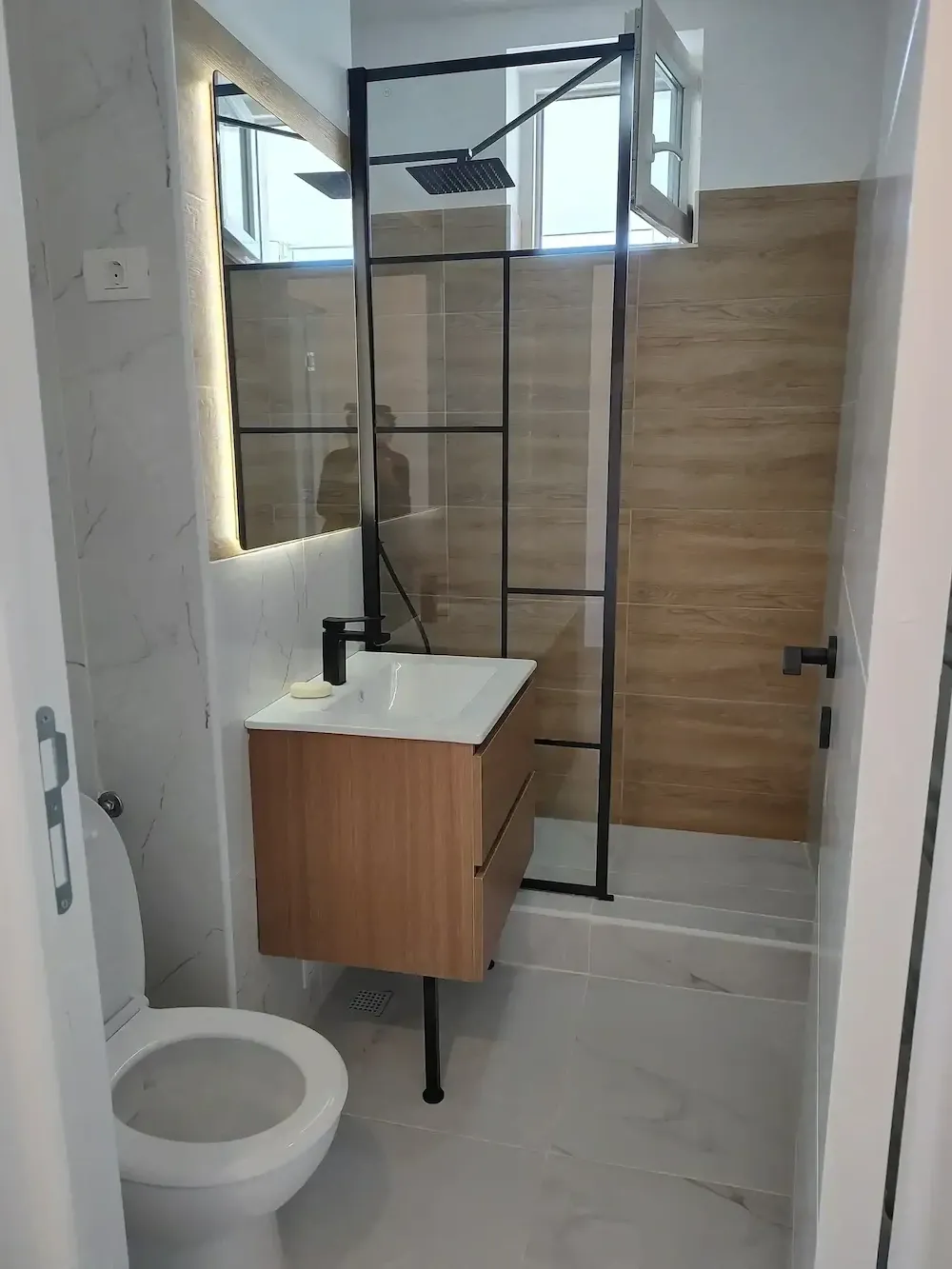 Apartament 2 camere, semidecomandat, renovat, piața Gorjului - imagine 1