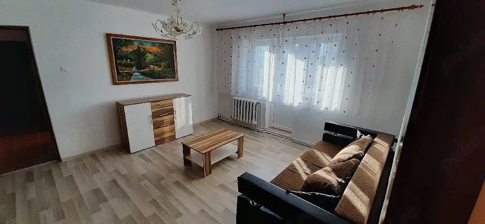 Închiriez apartament 2 camere, zona centrală, et 3
