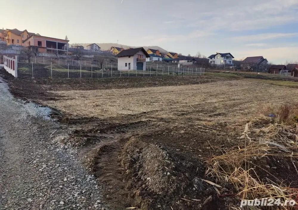 Vând teren intravilan pe strada Izvorul Rece