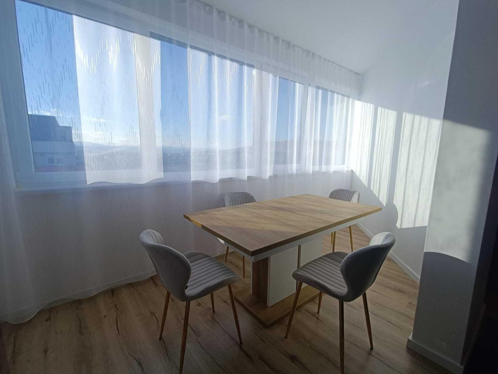 Închiriez apartament cu 3 camere în zona Vivo
