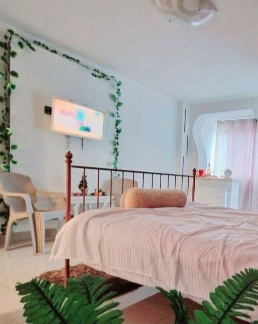 Vand garaoniera luminoasa gata de mutat sau pt business in regim hotelier