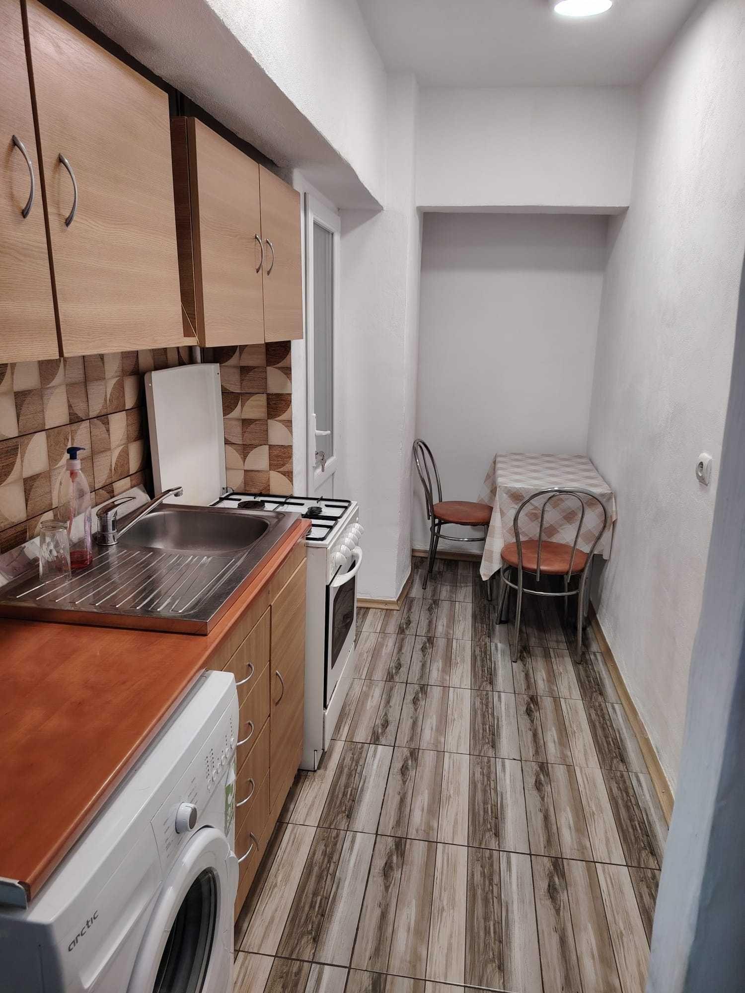 Inchiriez garsonieră confort 1 decomandată cartier Rovine strada Dezrobirii (Deznatui) nr 24 .
