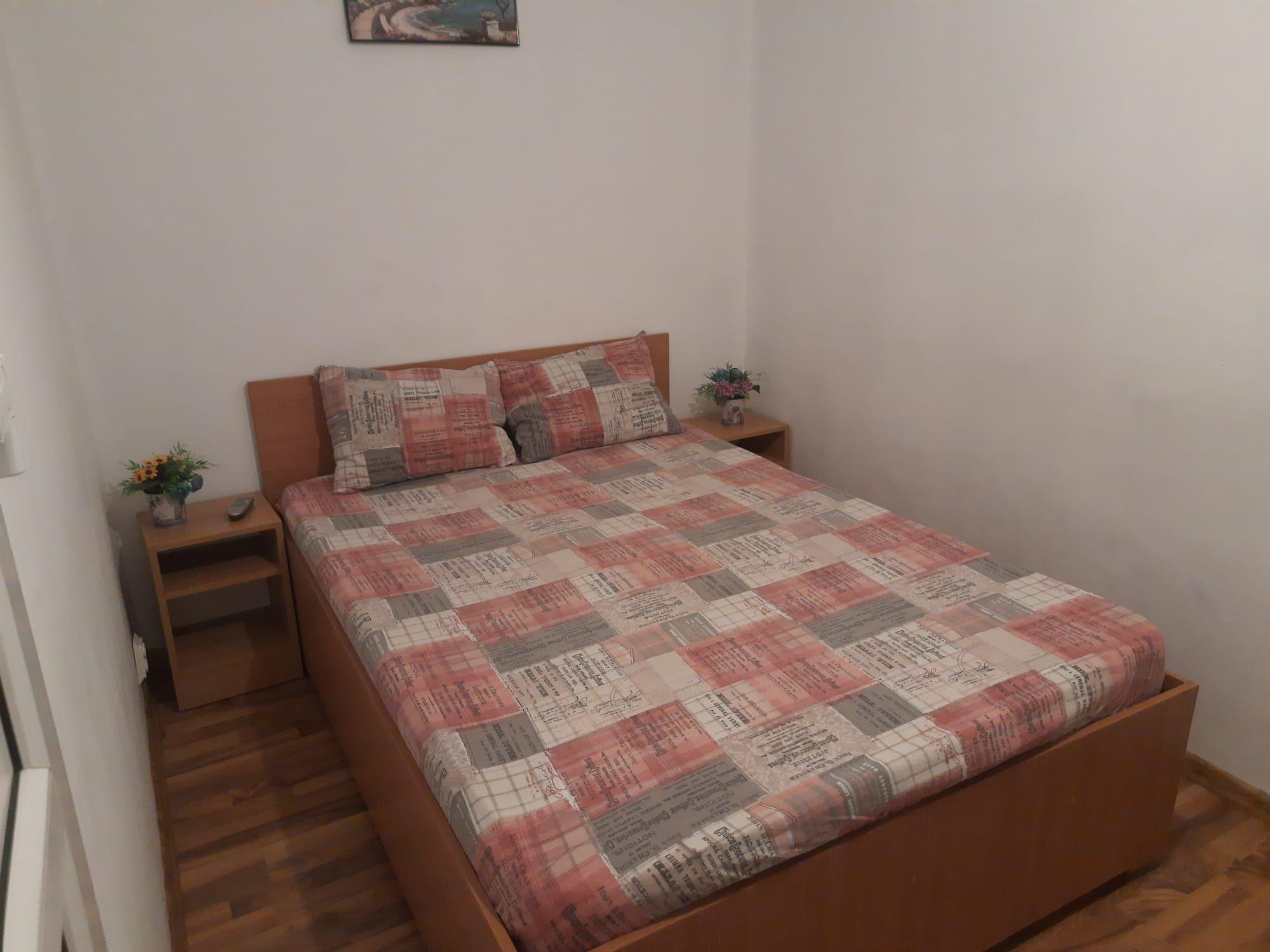 Închiriez apartament, garsoniera.
